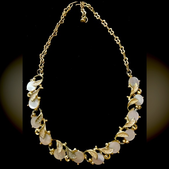 Genuine mother of pearl and gold leaf vintage sea tailed necklace - Picture 2 of 2